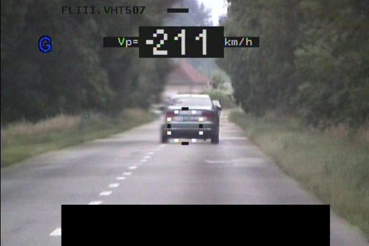 Bolond? 211 km/h-val előzte meg a rendőröket egy Audi sofőrje