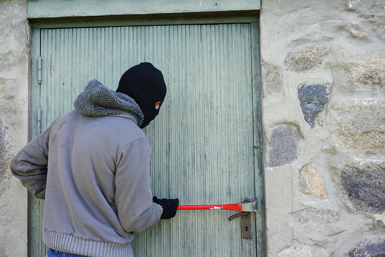 Belehalt a nagymama, hogy egy betörő a szeme láttára erőszakolta meg három unokáját