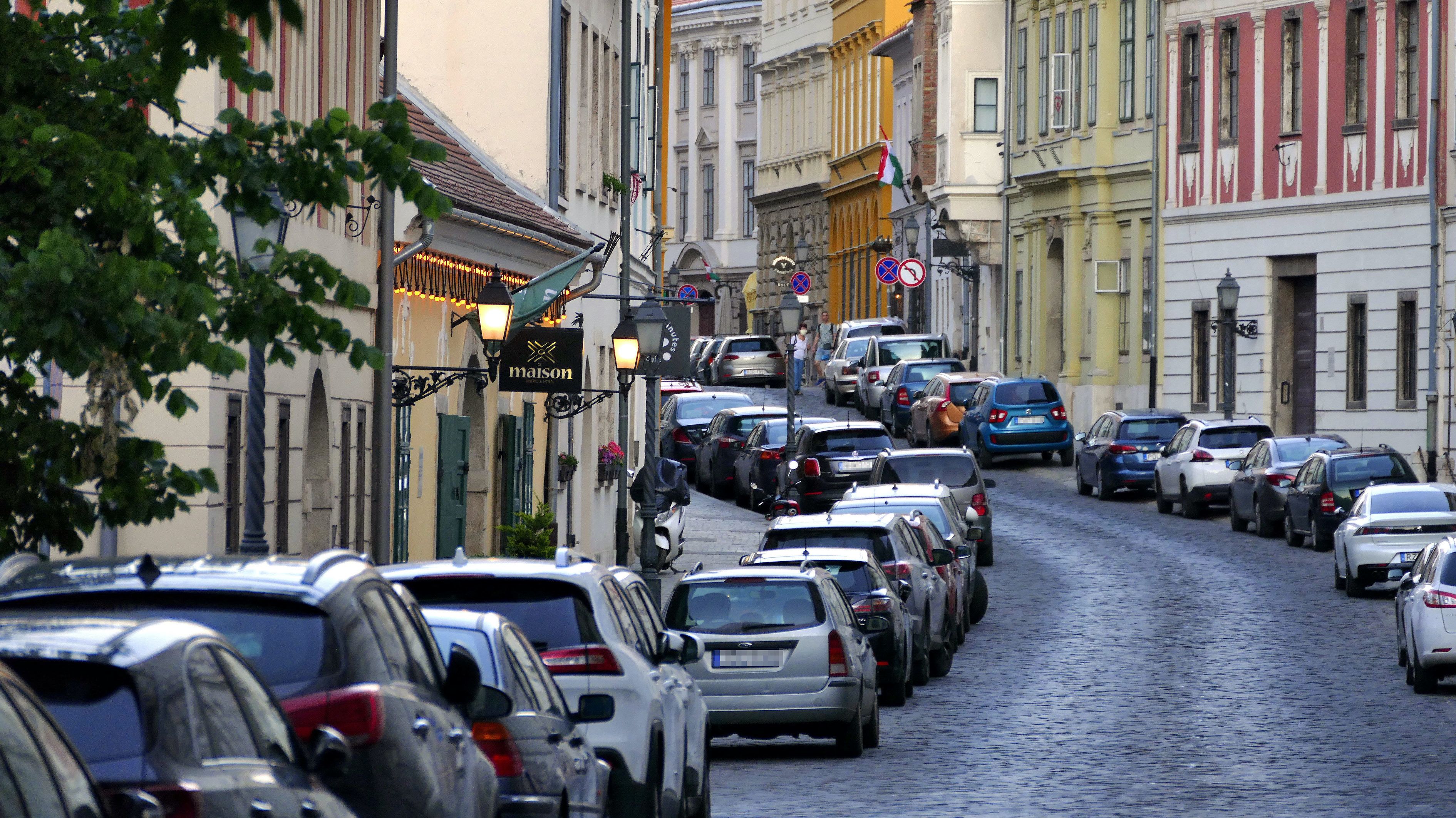 Kevés a parkolóhely, több kerület is felülvizsgálná az engedélyeket