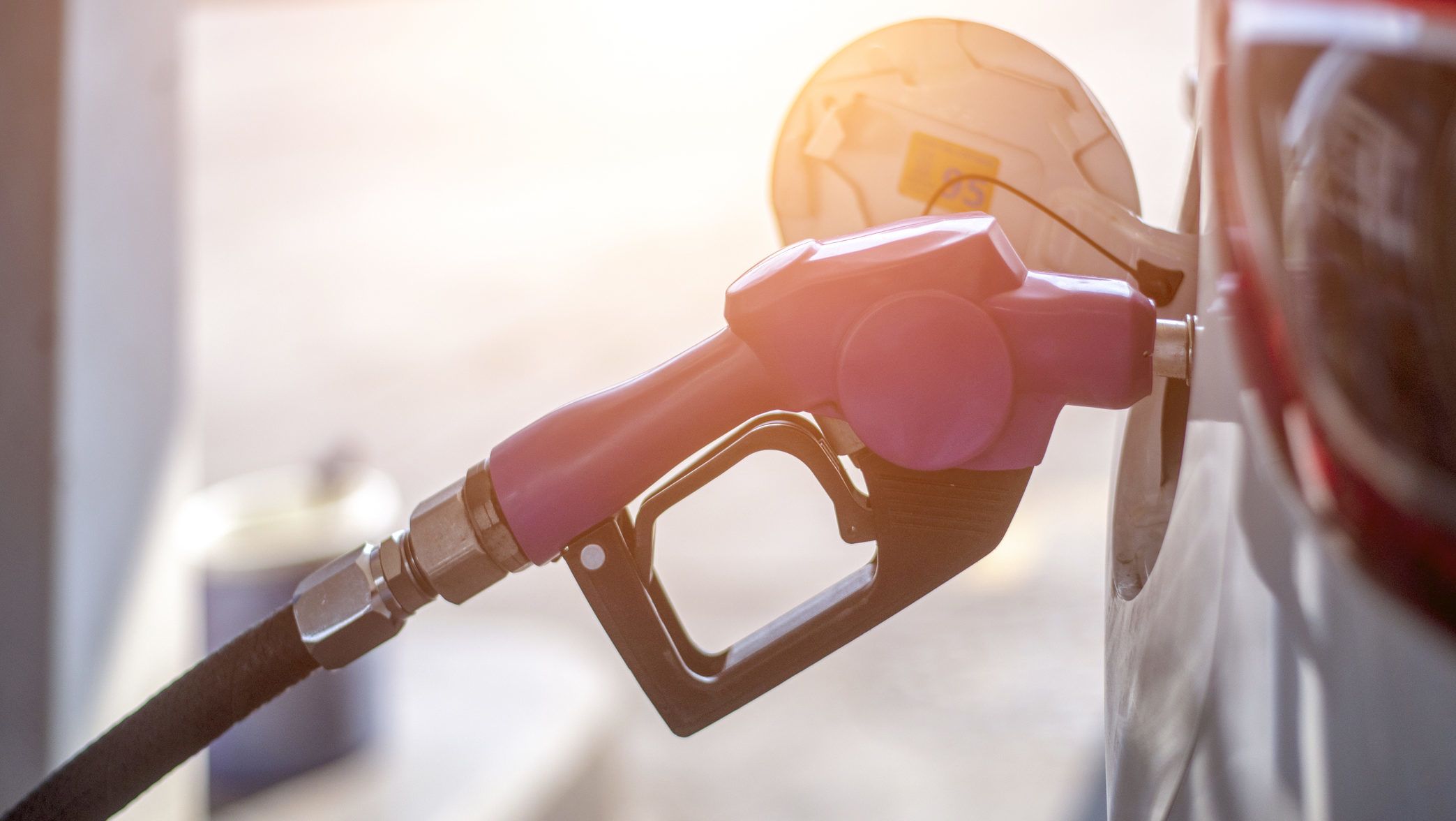 Péntektől csökken a benzin ára a kutakon