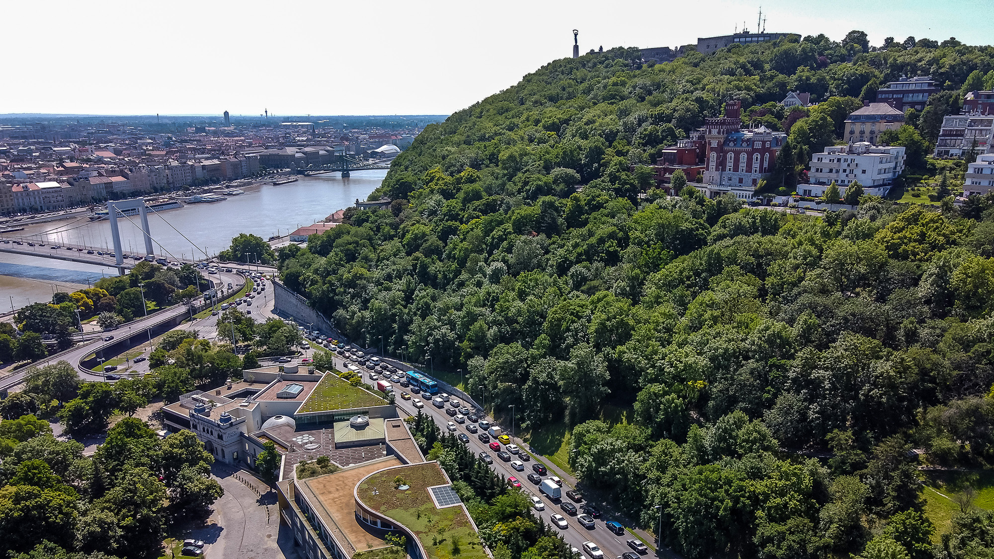 Milliárdos pezsgőkirály szállt be a gellérthegyi siklóba, amit Karácsony is támogat