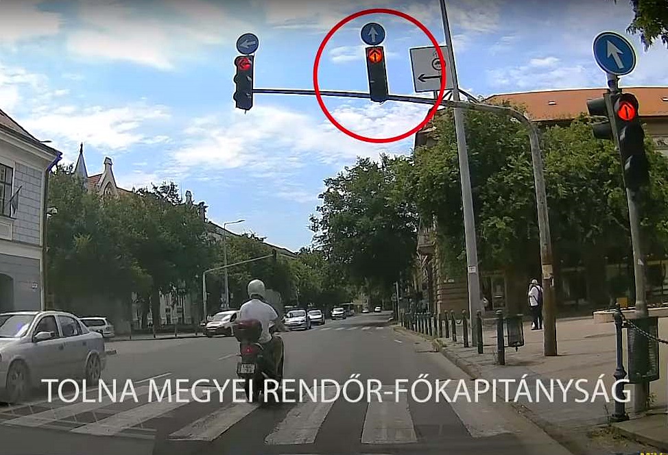 Ebédért sietett a robogós, aki egy perc alatt 3 közlekedési szabályt szegett meg