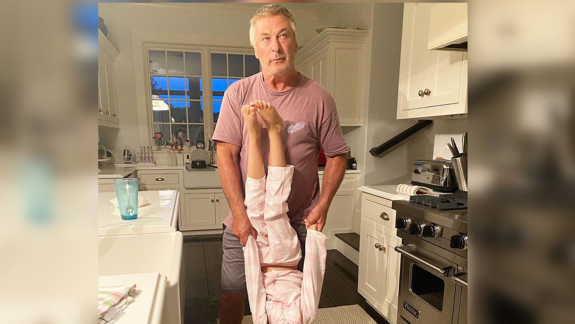 Alec Baldwin fejjel lefelé lógatva próbálja elaltatni lányát