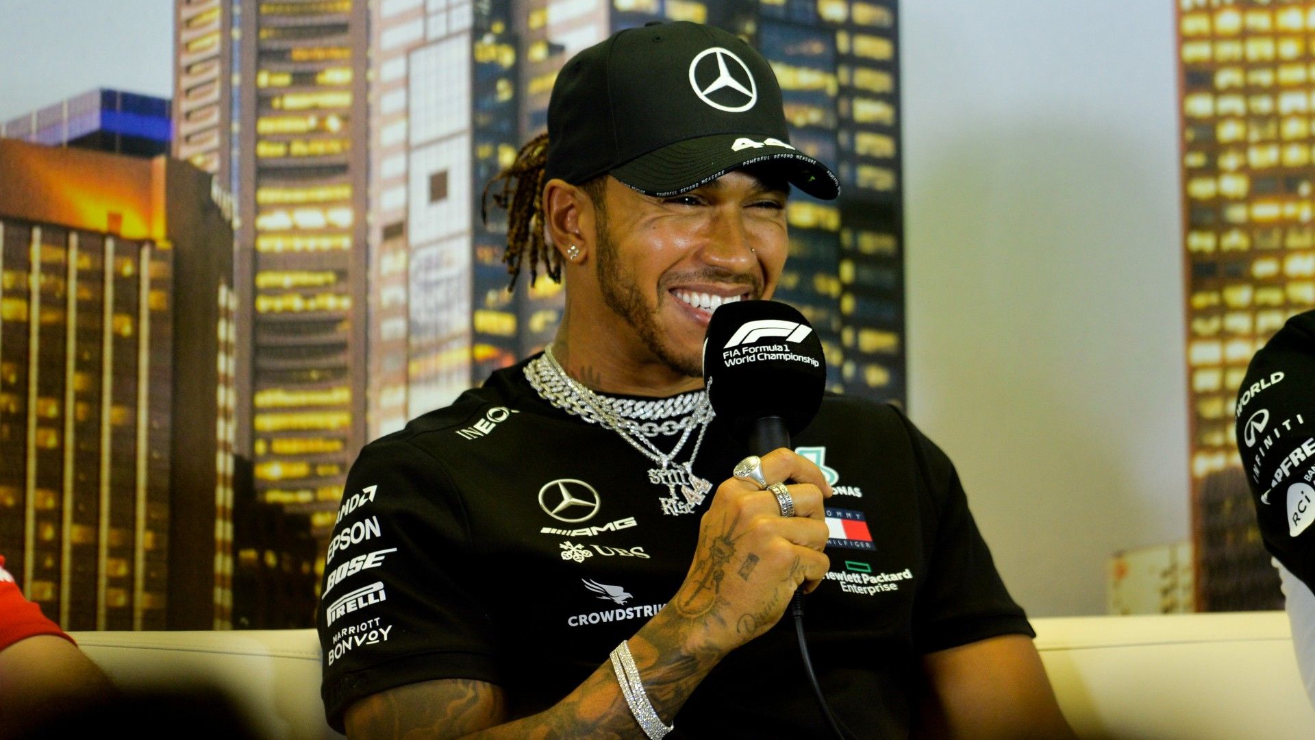 Hamilton brutális fizetésért cserébe maradhat a Mercedesnél