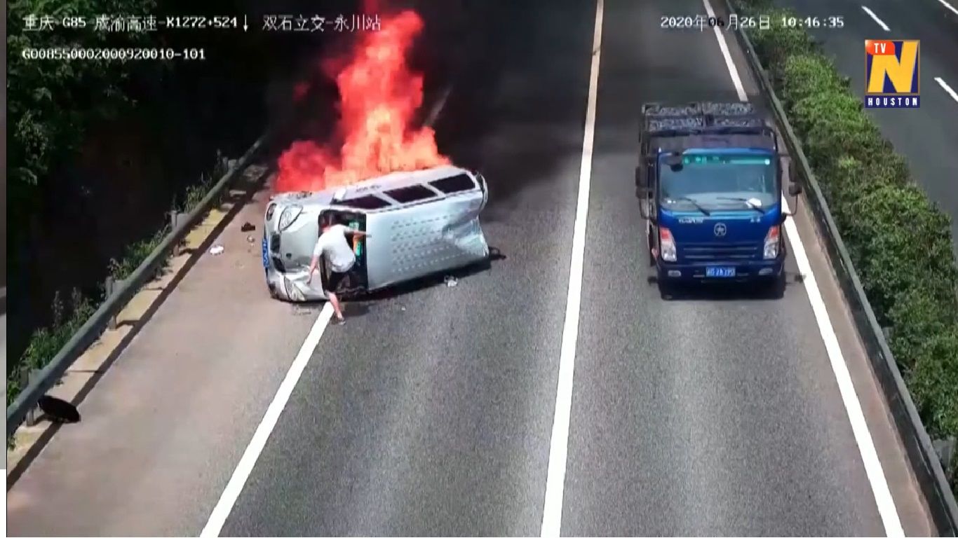 Videón, ahogy éppen csak ki tudtak menekülni a lángba boruló autóból