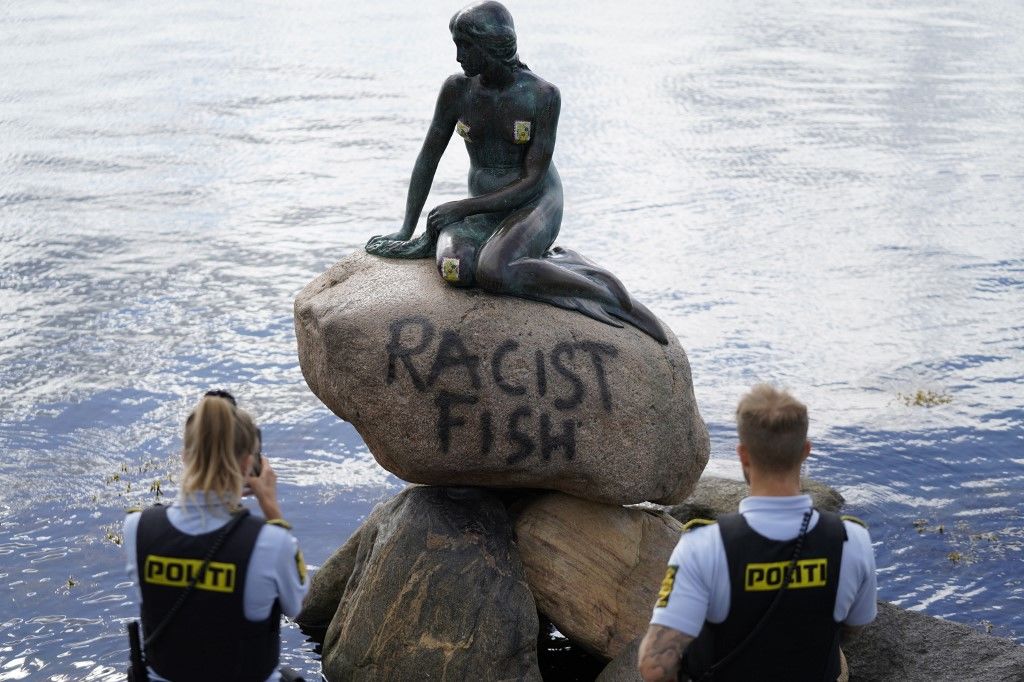 „Rasszista hal” feliratot firkáltak a koppenhágai kis hableány szobrára