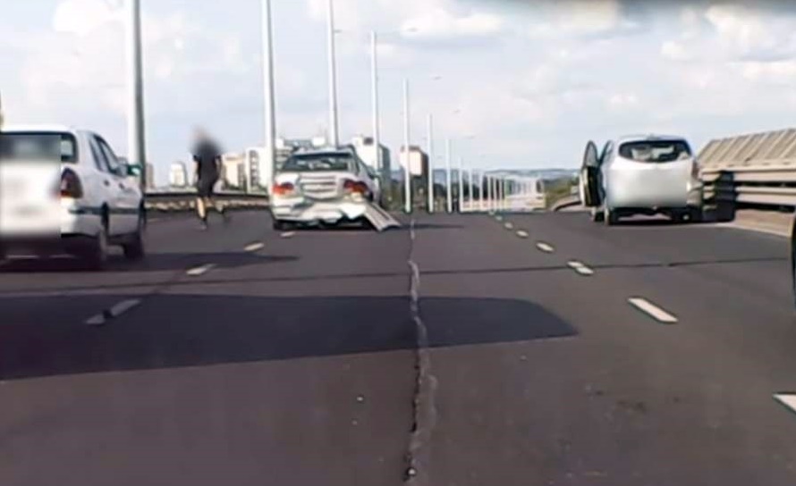Durva balesetet rögzített az M3 bevezetőn egy kocsi fedélzeti kamerája
