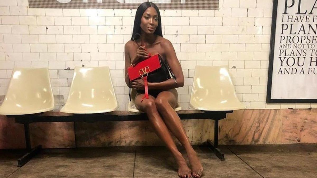 Naomi Campbell meztelenül, mindössze egy táskát szorongatva pózolt a metrón
