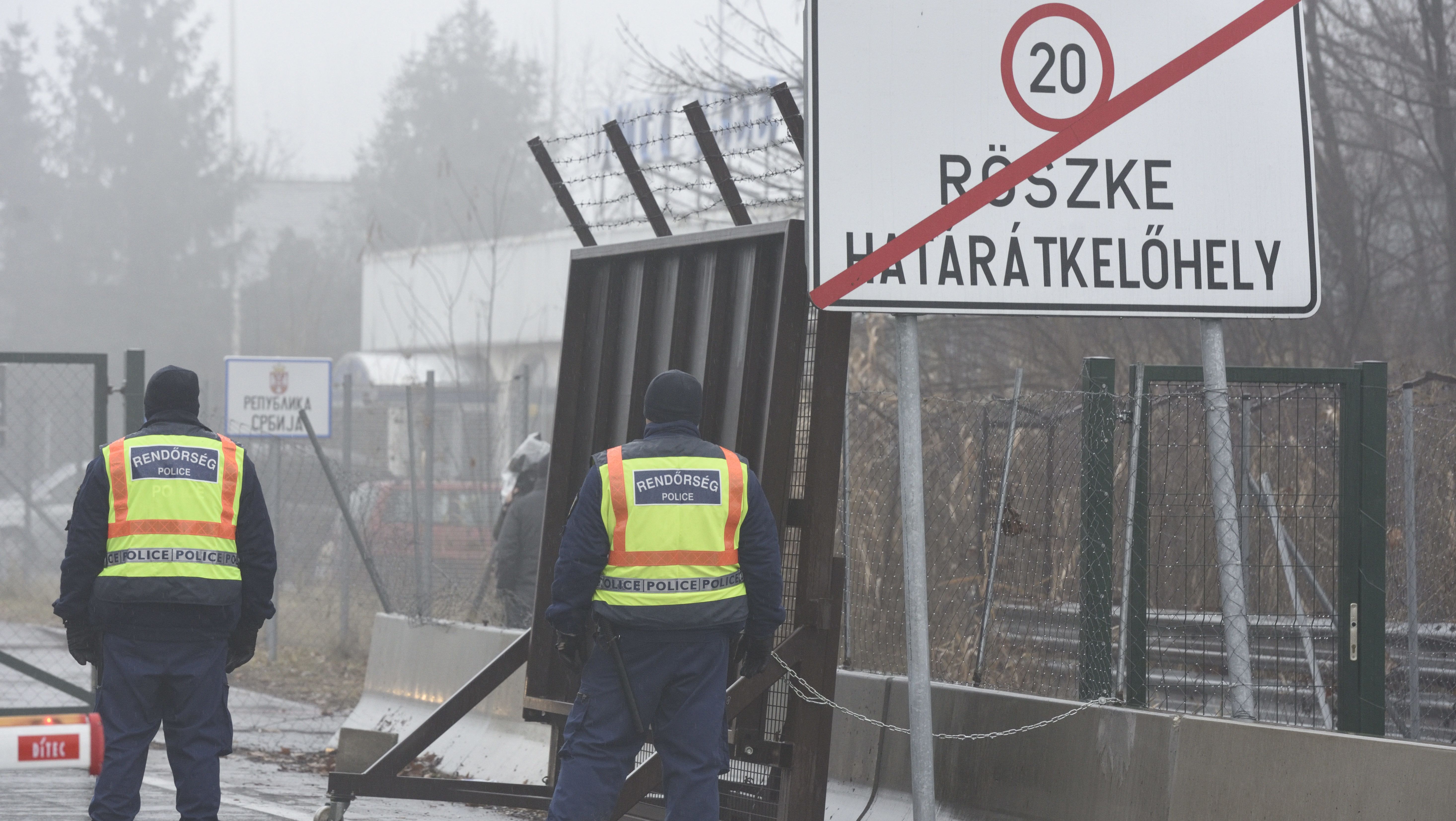 Egy év börtönre ítélték a röszkei kerítésen áttörő határsértőket