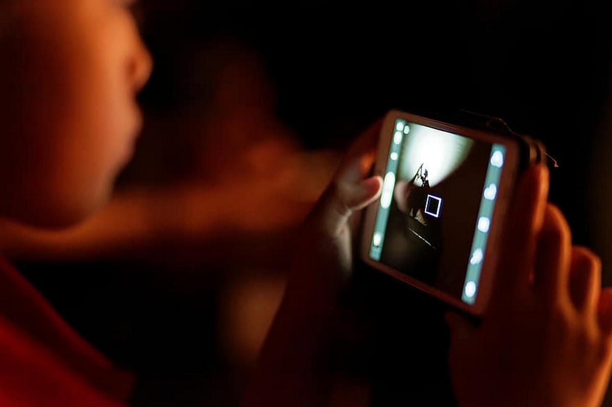 Megfojtotta 11 éves fiát egy brazil anya, mert a gyerek túl sokat nyomkodta a telefonját