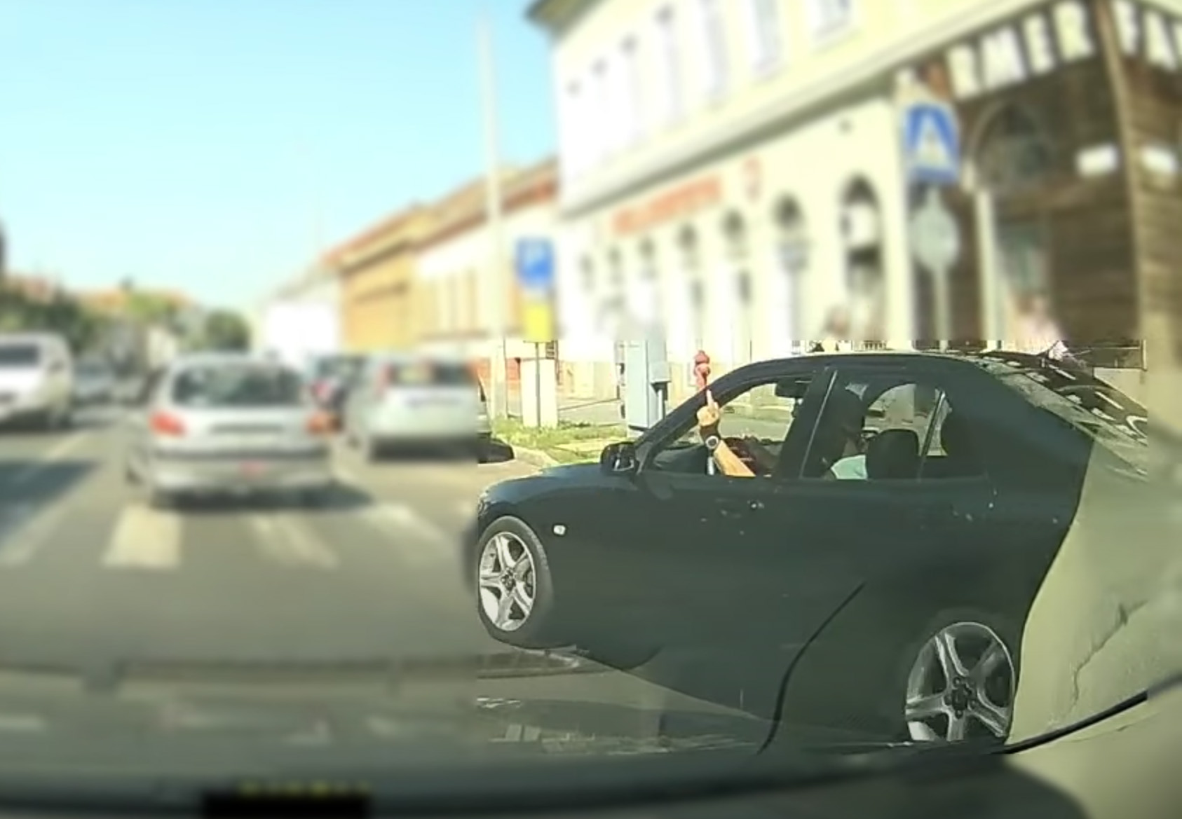 Jobbról előzött, és még be is mutatott a szabálytalan autós a másiknak Debrecenben