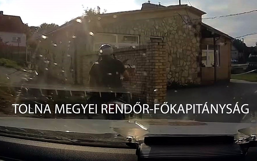 Videón, ahogy megpróbált meglógni a rendőrök elől a motoros, de nem jött össze