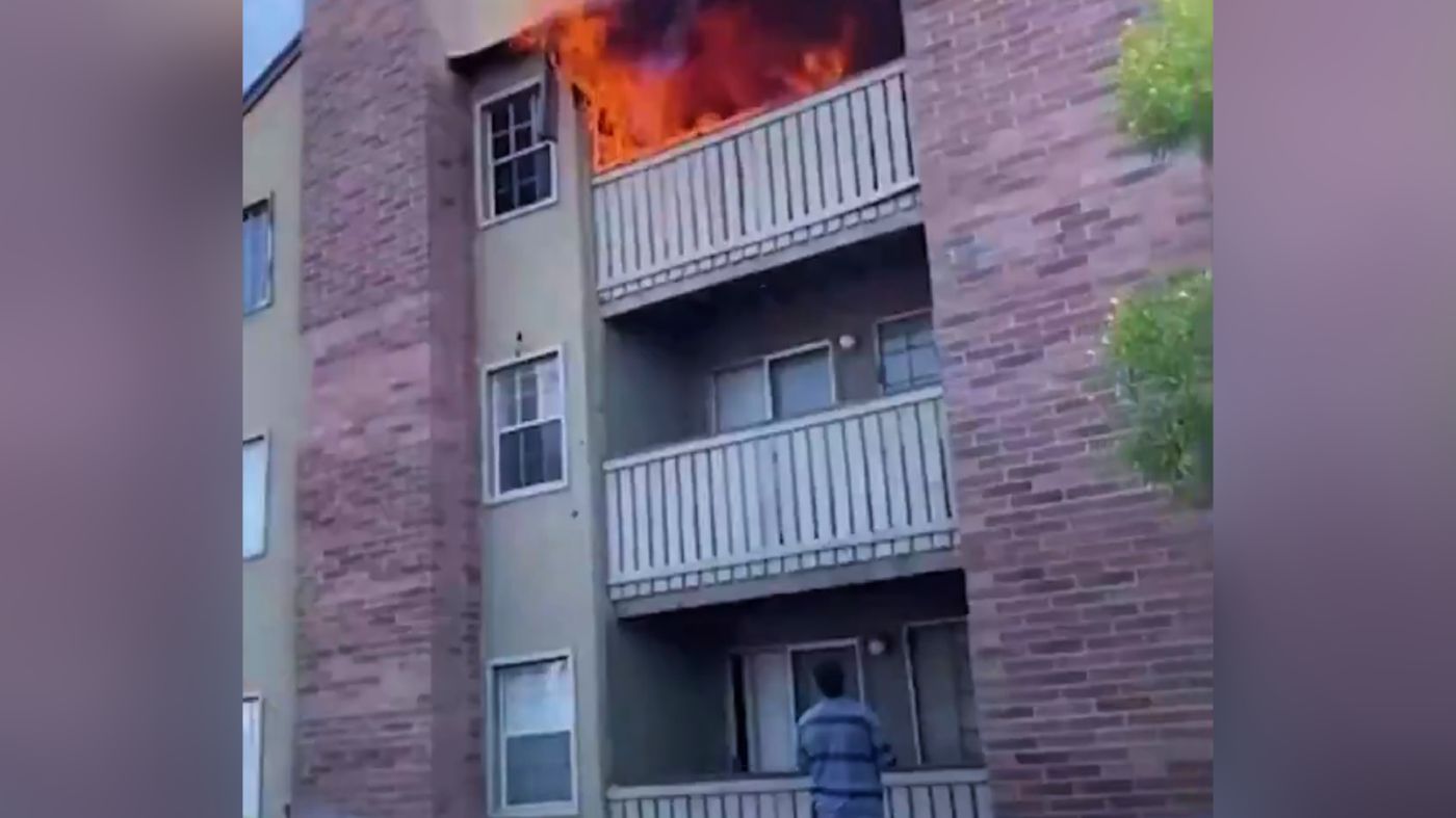 Videón, ahogy egy volt amerikai-focista elkap egy lángoló ház harmadik emeletéről kidobott gyereket