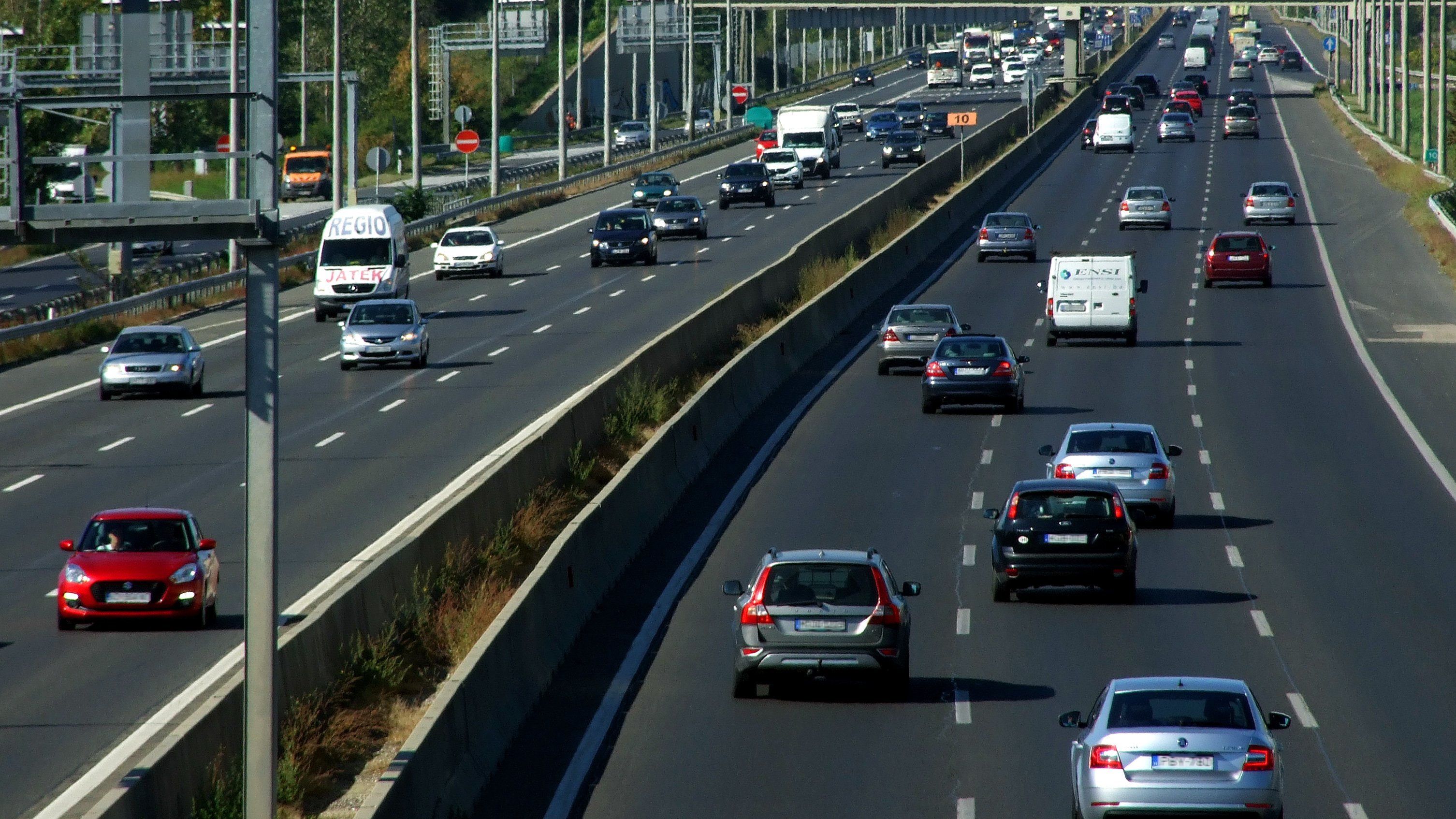 Nagy dugó van az M7-esen a Balaton felé