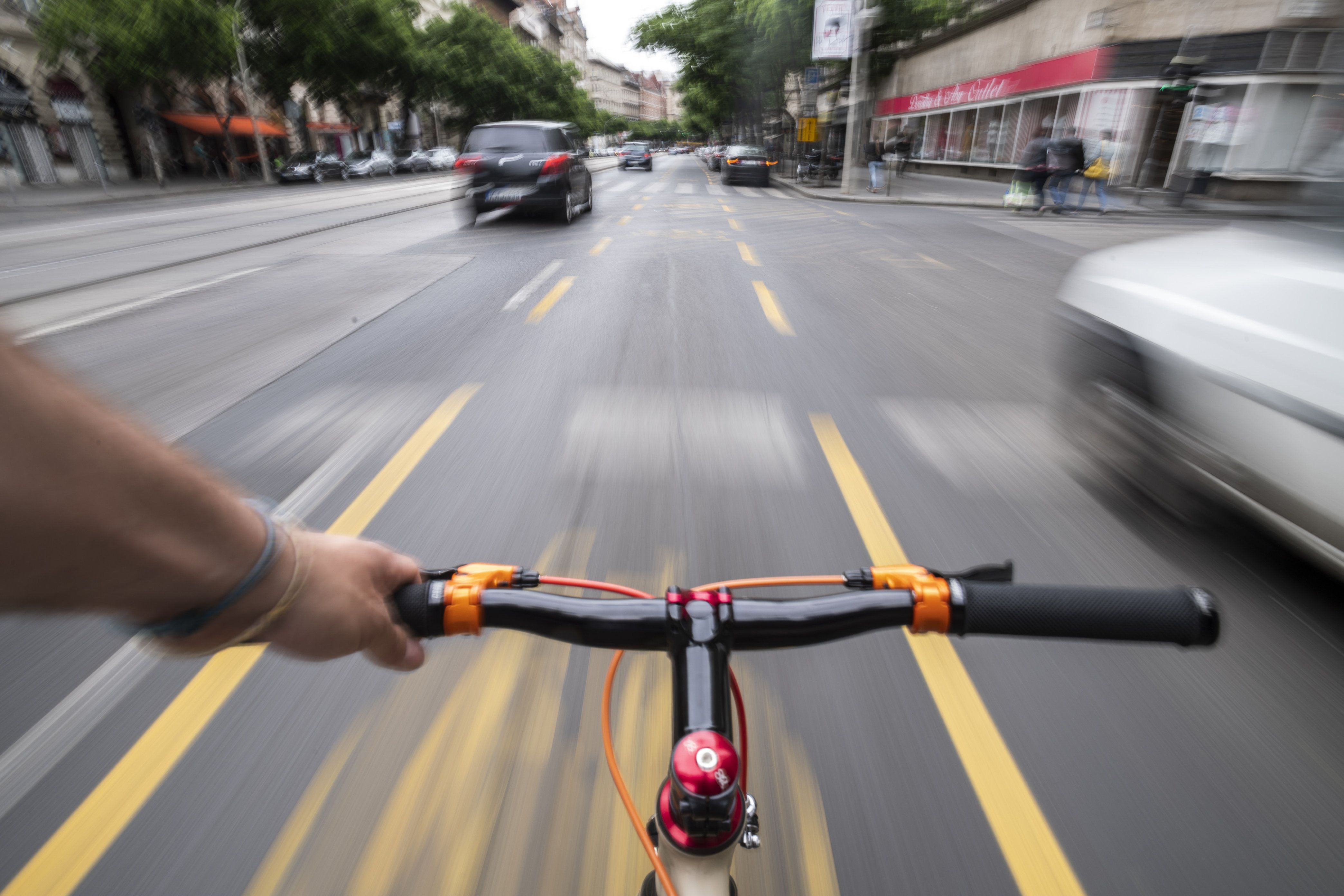 Hétfőtől a pótlóbuszok is használhatják az Üllői úti kerékpársávot