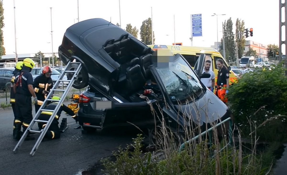 A Suzuki tetején landolt az Opel kabrió, miután karamboloztak