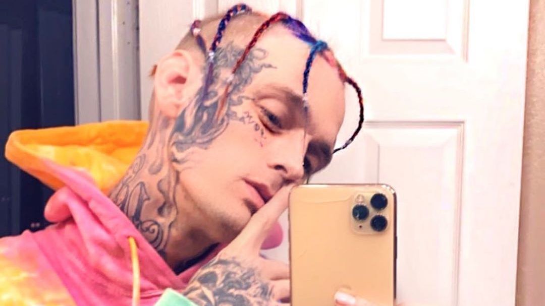 Aaron Carter egy Tekashi69-klónnak tűnik új stílusával