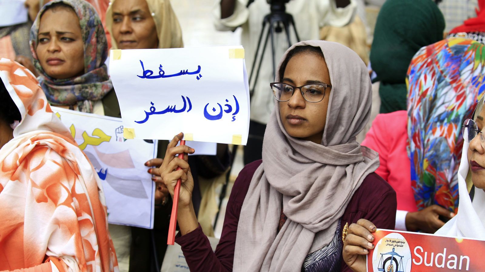 Betiltják a nemiszerv-csonkítást, és férfi engedélye nélkül is utazhatnak gyerekükkel a szudáni nők