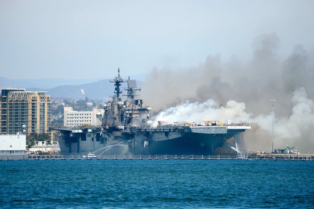 Robbanás történt és tűz ütött ki a San Diegó-i támaszpont egy hadihajóján