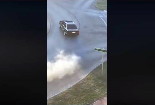 Hátborzongató videón a győri körforgalomban driftelő, majd balesetező autós