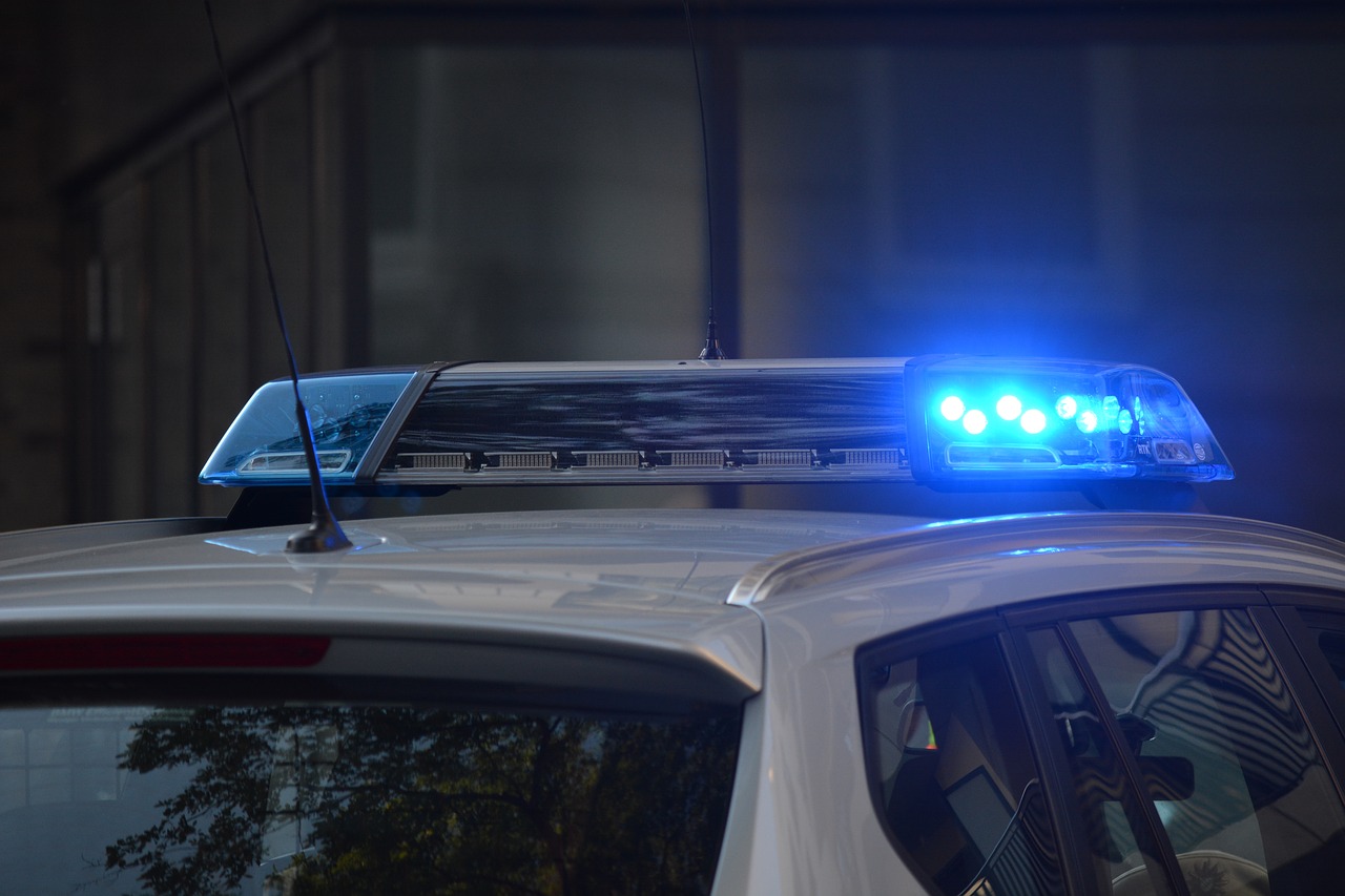 Szirénázó rendőrautó ütött el egy gyalogost Tokajban