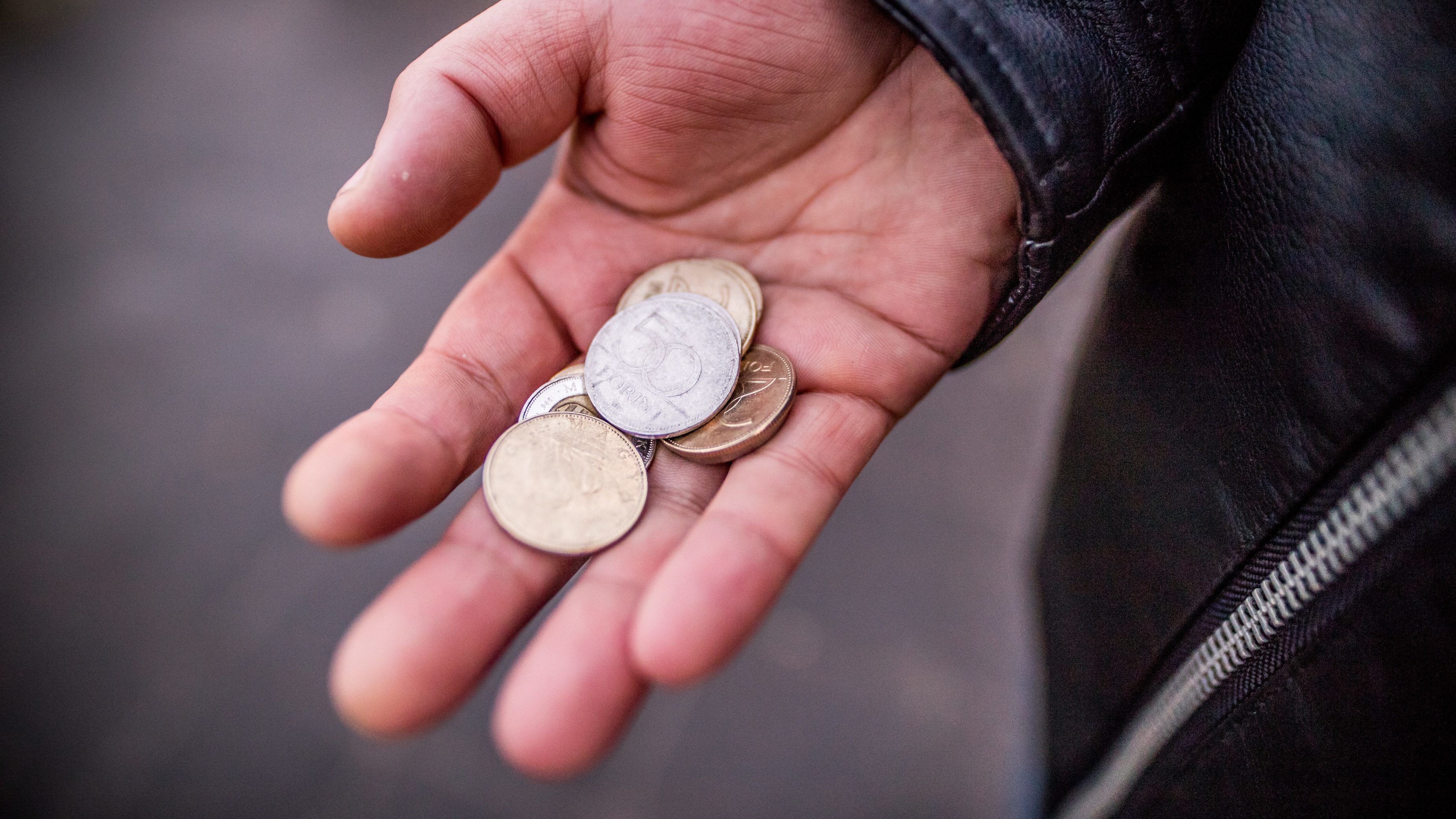 Gyatrán kezdte a napot a forint