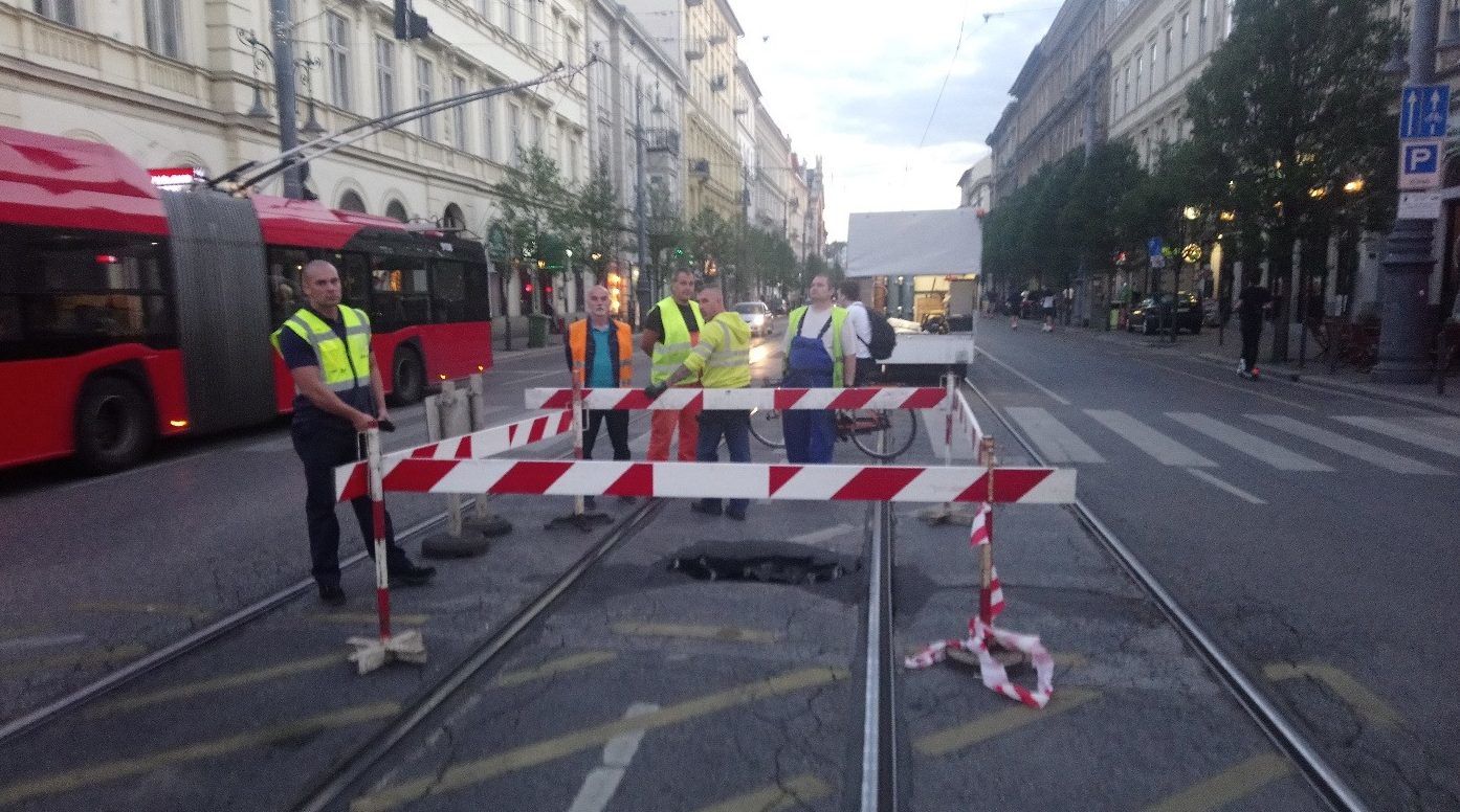 Nem jár a villamos a Szabadság hídon, beszakadt a Vámház körút a vágány alatt