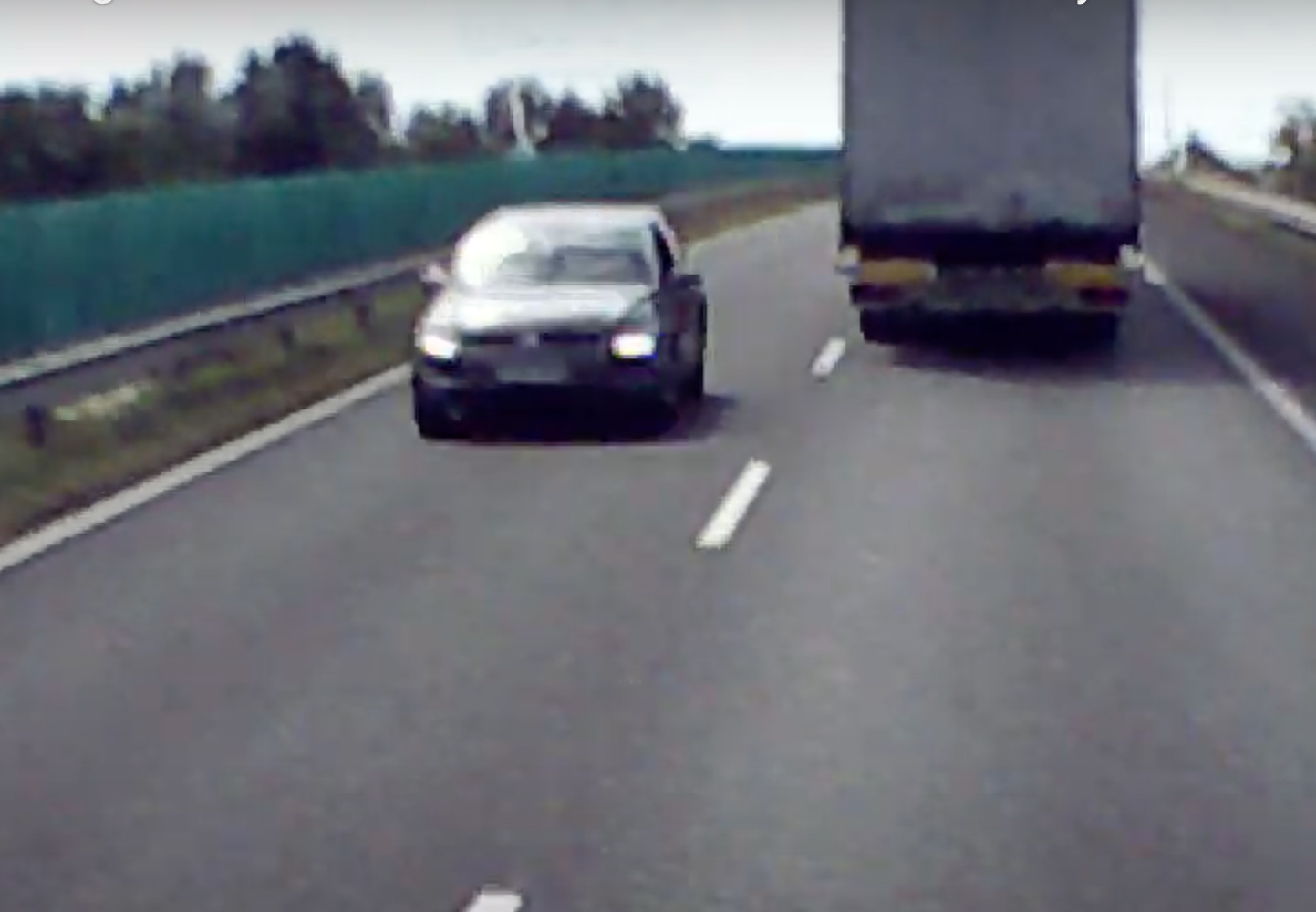 Videón, ahogy a forgalommal szemben húz el a kamionok mellett egy autós
