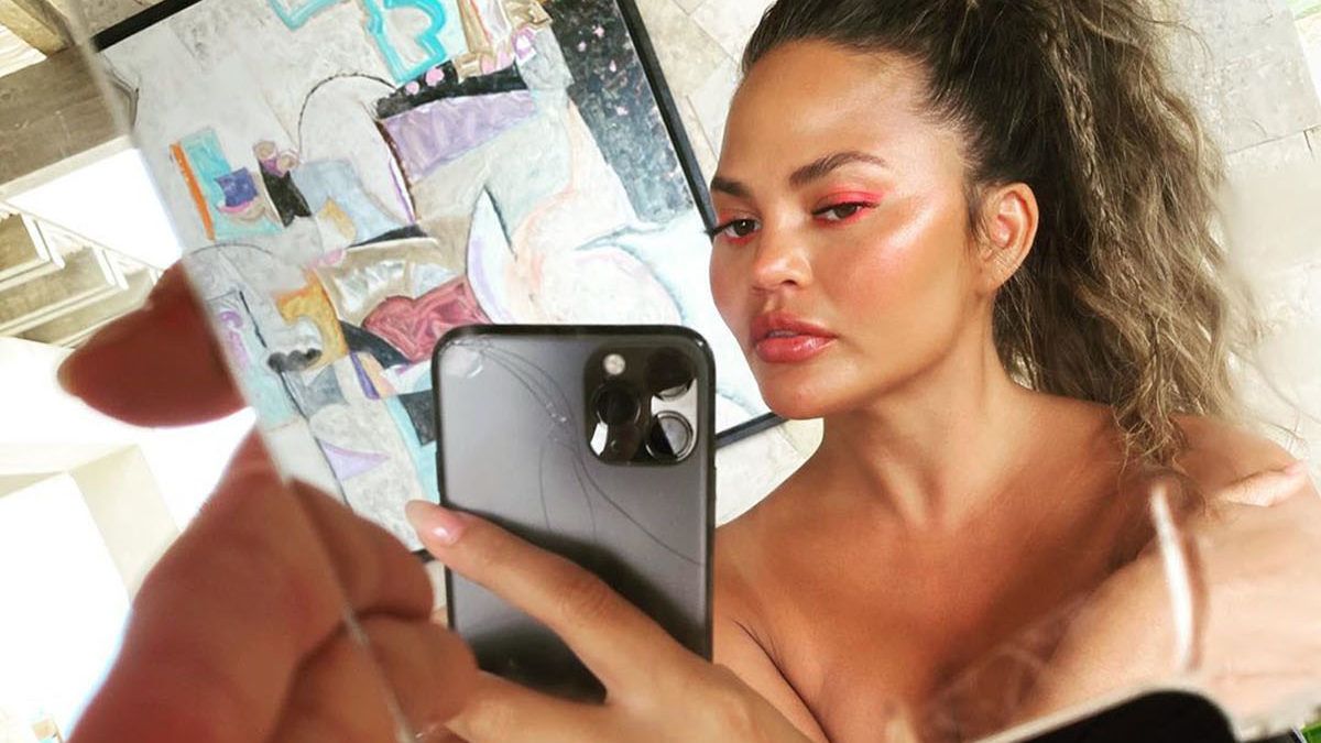 Hogy mindenkinek jó legyen a délutánja, Chrissy Teigen megmutatta a meztelenül zuhanyzó férjét