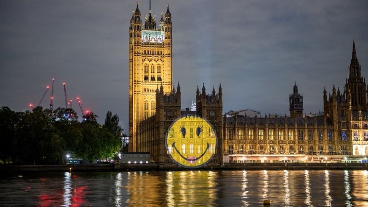 Szmájlit vetítettek a brit parlament oldalára