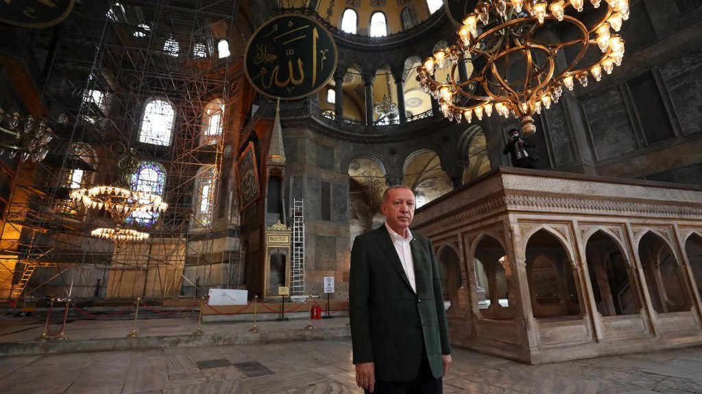 Jelképes látogatást tett Erdogan a mecsetté alakuló Hagia Sophiában