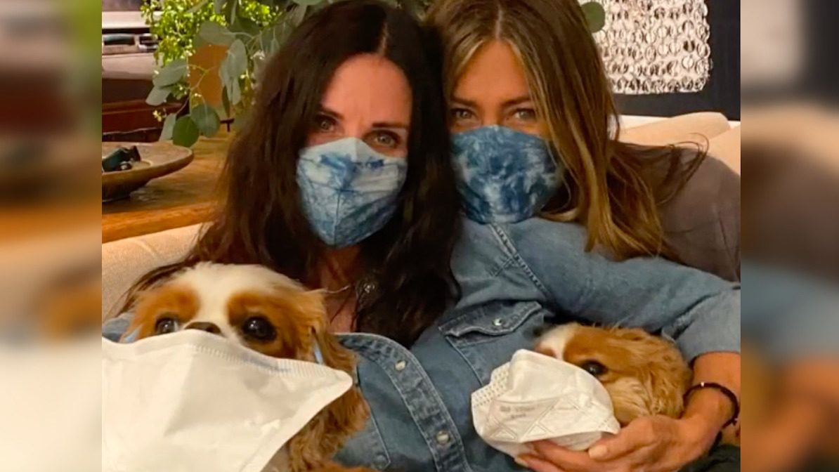 Jennifer Aniston és Courteney Cox kutyáikkal népszerűsítik a szájmaszk viselését