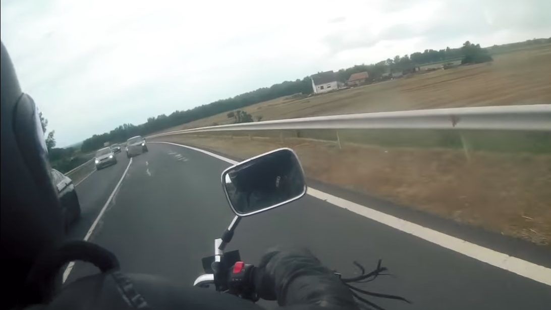 Ha nem motorról készül ez a videó, rossz vége lett volna