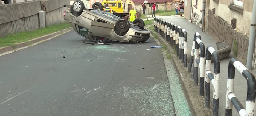 Videó: az elválasztó betonoszlopnak csapódott, majd fejre állt egy autó Egerben