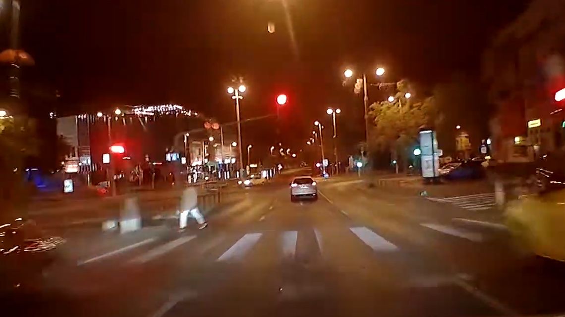 Kilenc piroson hajtott át egy rendőrök elől menekülő ittas sofőr – videó