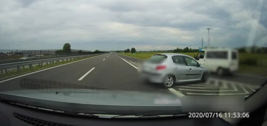 Videón, ahogy két autós fordítja vissza a forgalommal szemben közlekedő harmadikat az M4-es autóúton