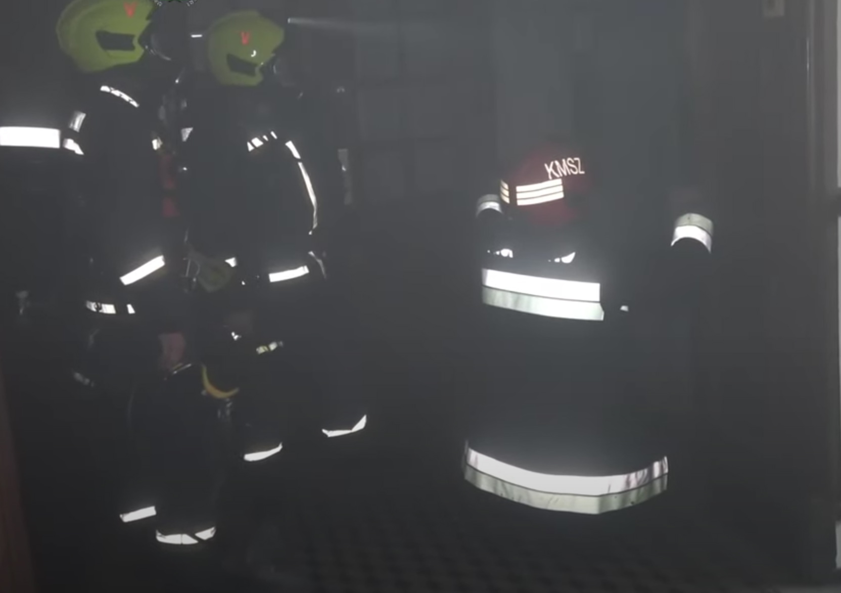 Az égő ház liftjébe szorult egy férfi a Terézvárosban, a tűzoltók mentették meg