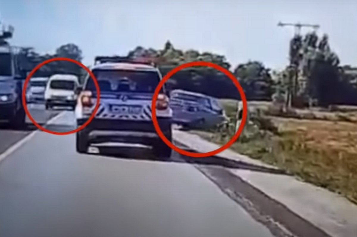 Pont a rendőr előtt előzött a záróvonalon egy autós, aki miatt a szemből jövő kocsi vezetője az árokba hajtott