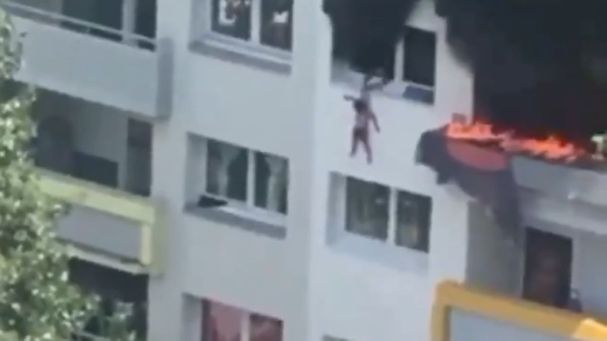 Videón, ahogy két kisgyerek kiugrik a lángoló lakás ablakából