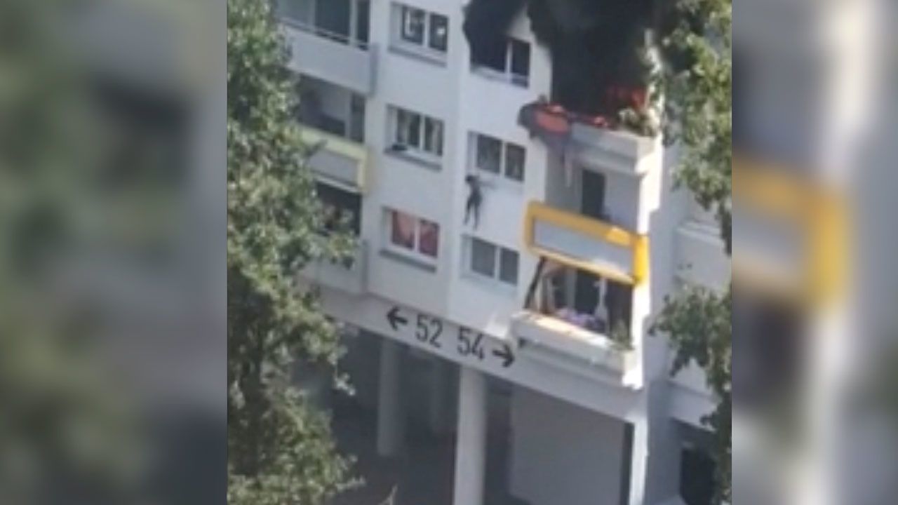 Kiugrott két kisfiú a harmadik emeleti égő lakásból, a járókelők kapták el őket