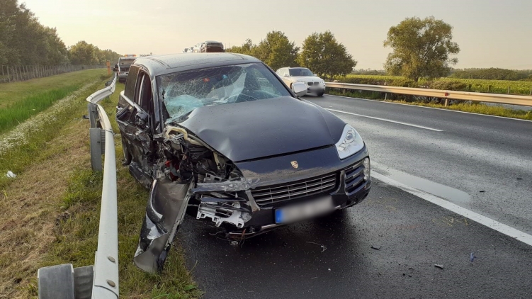 Fiatal autómentős halt meg a leállósávban, amikor autójába hajtott egy másik sofőr