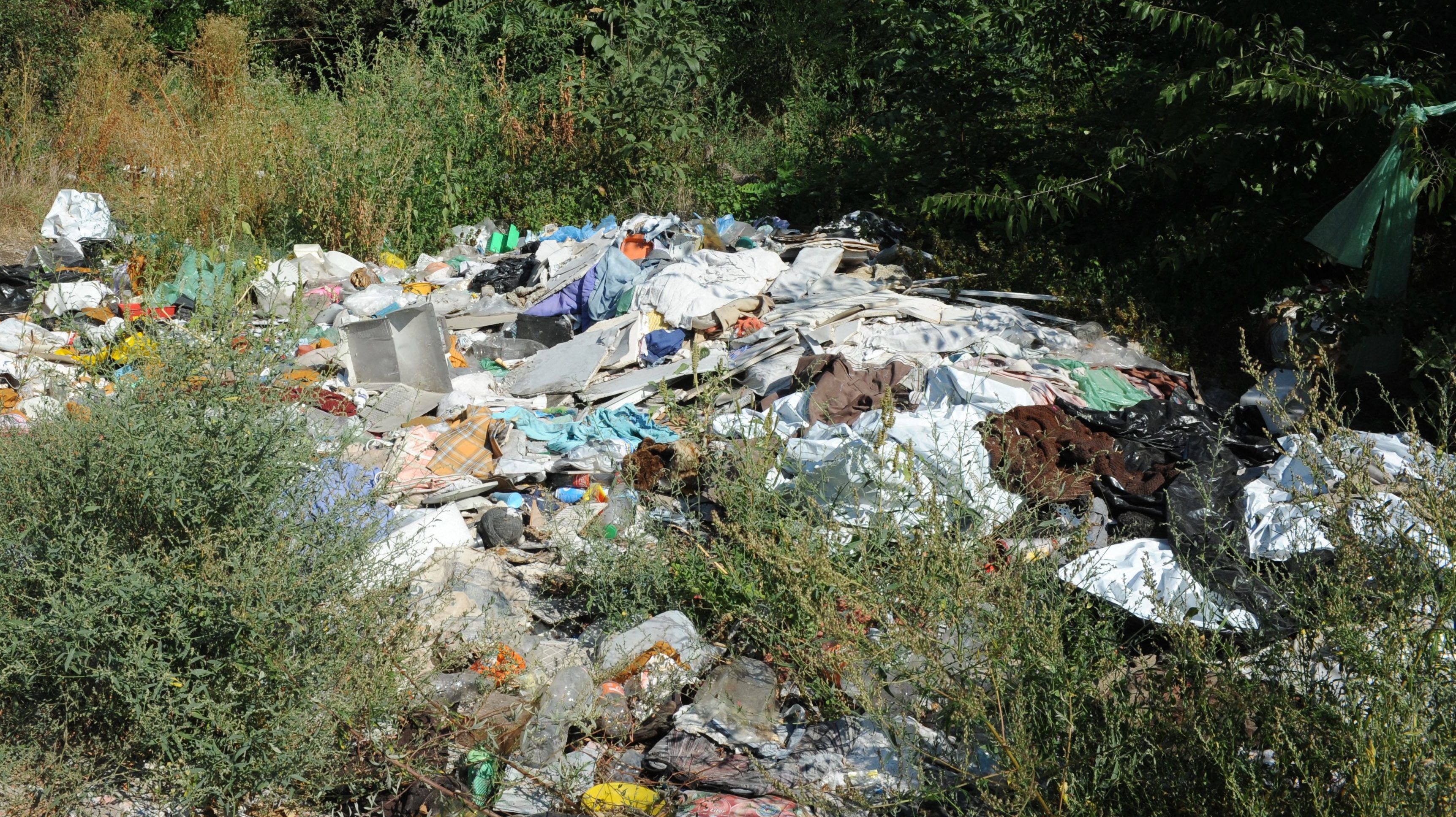 Uniós beruházások szemetét illegálisan hordták egy telekre Sümegen, mire több helyi is követni kezdte a rossz példát