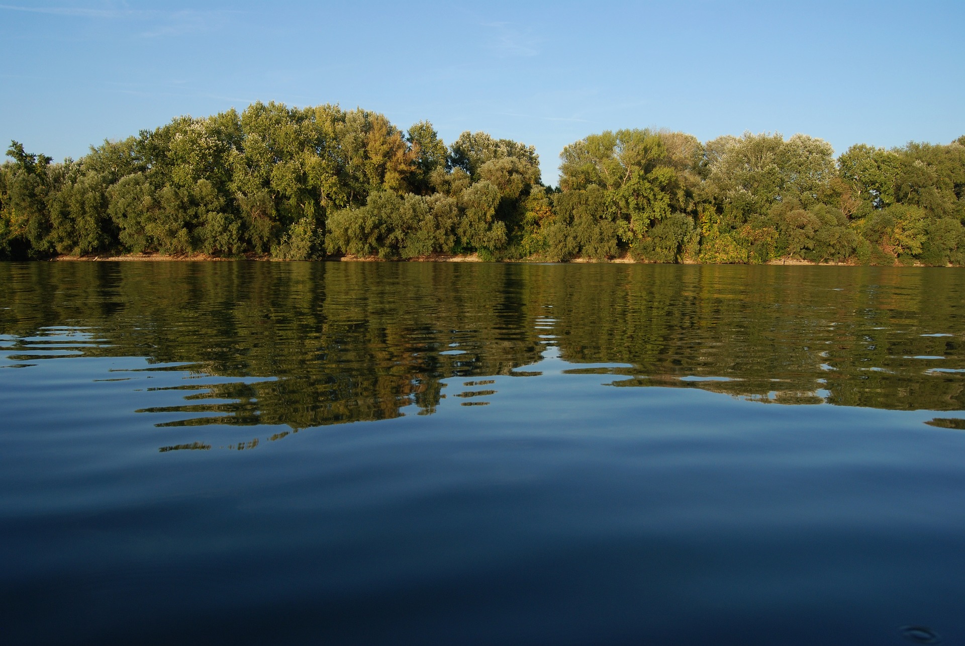 Részegen elaludt az apa a Tisza-parton, a gyerekek megijedtek, és inkább kihívták a rendőröket