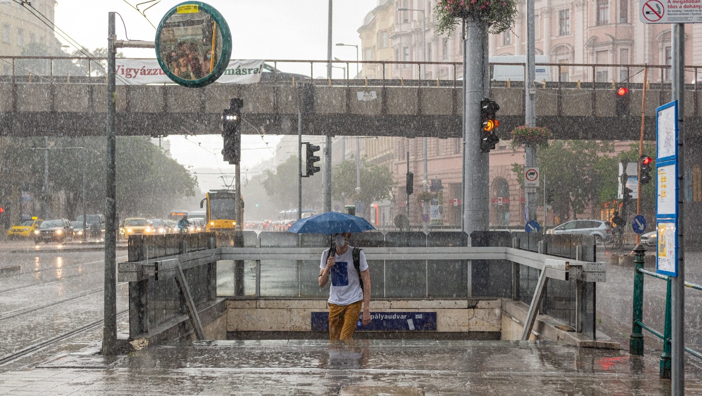 Másodfokú riasztásokat adtak ki felhőszakadás és zivatar miatt