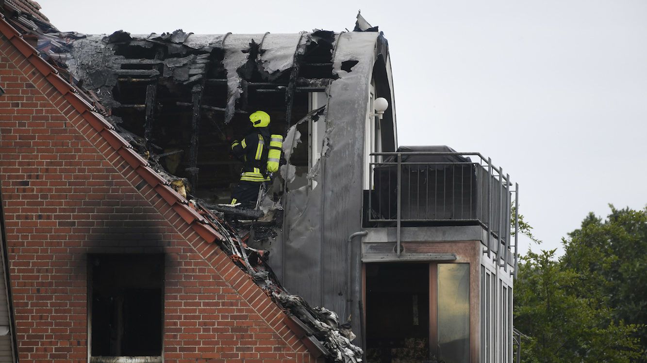 Németországban lakóépületre zuhant egy kisrepülőgép, hárman meghaltak