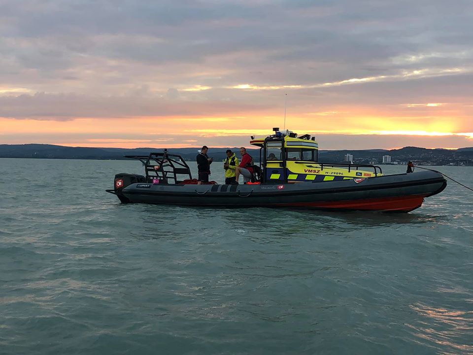 Elsüllyedt egy vitorlás a Balatonon, négy embert mentettek ki