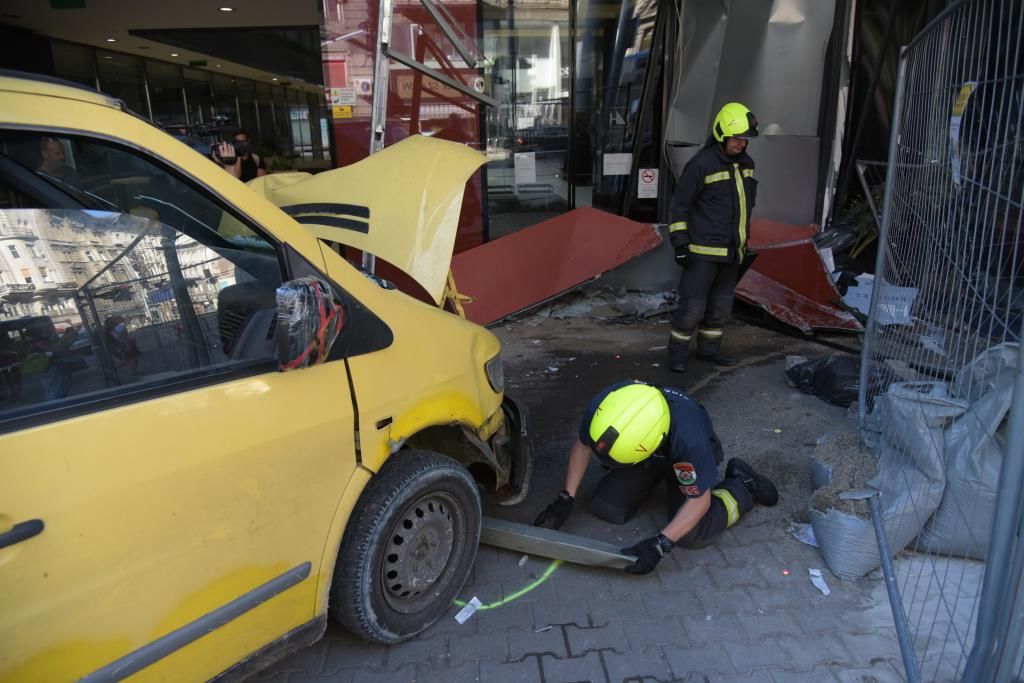 Fotók a belvárosi luxusszálloda aljába csapódó kisbuszról