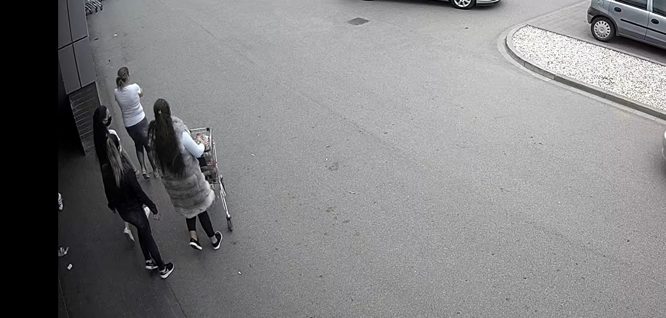 Videón, ahogy négy nő lazán kihozza fizetés nélkül a tömött bevásárlókocsit