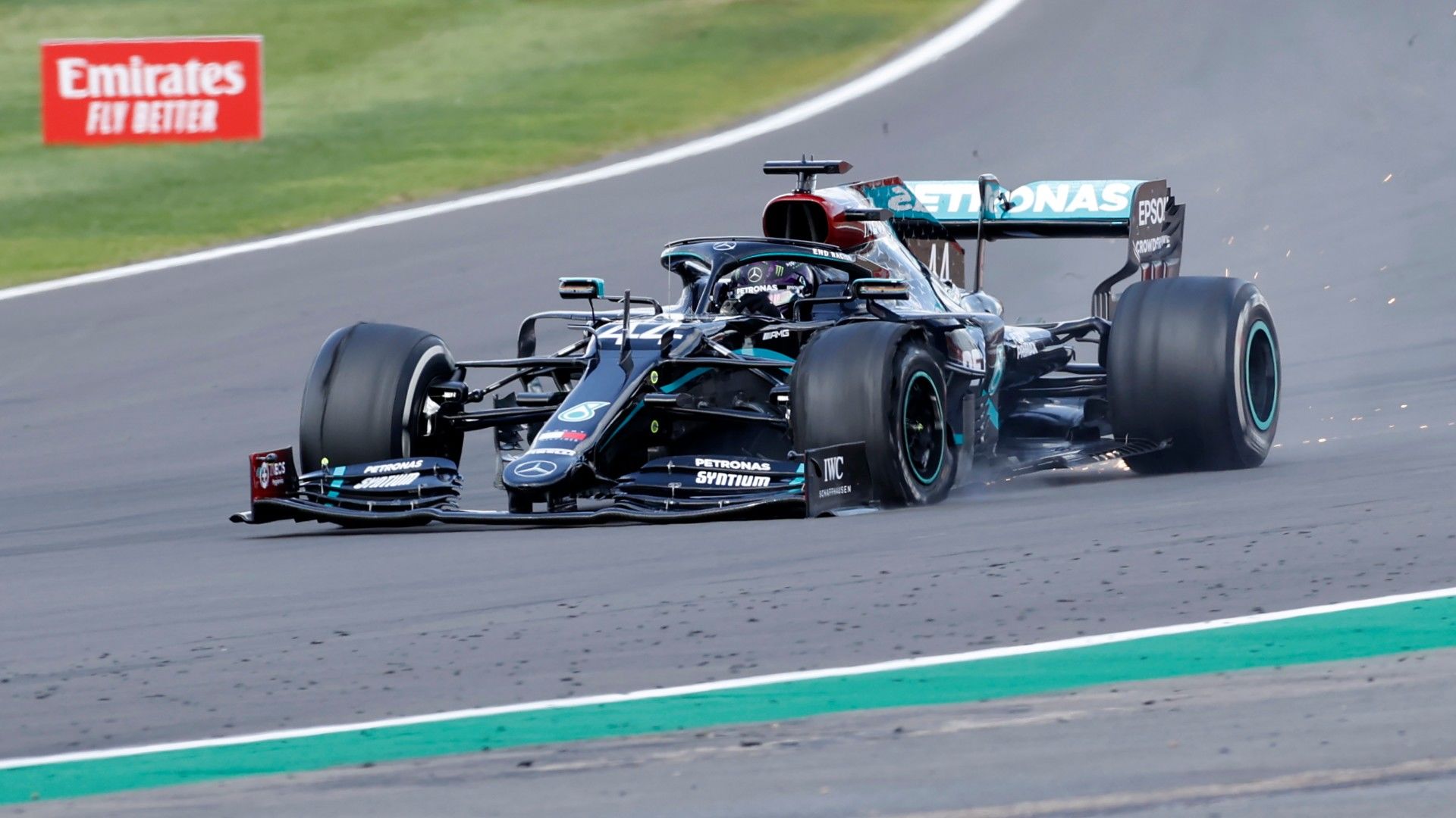 Hamilton defektes gumival nyerte meg a Brit Nagydíjat, egyre közelebb Schumacherhez