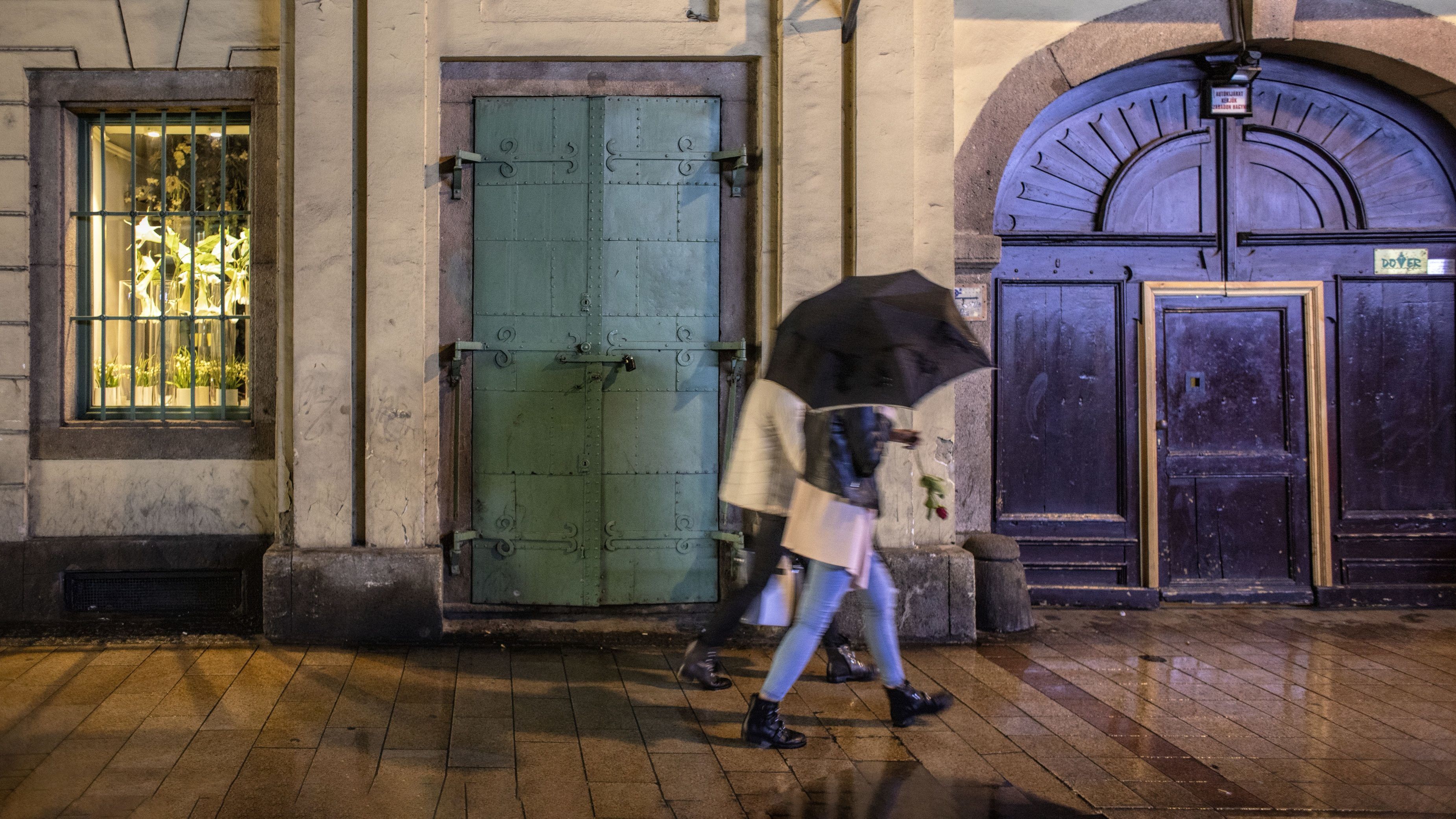 Felhőszakadás, zivatar és tartós eső miatt is figyelmeztetnek szerdára